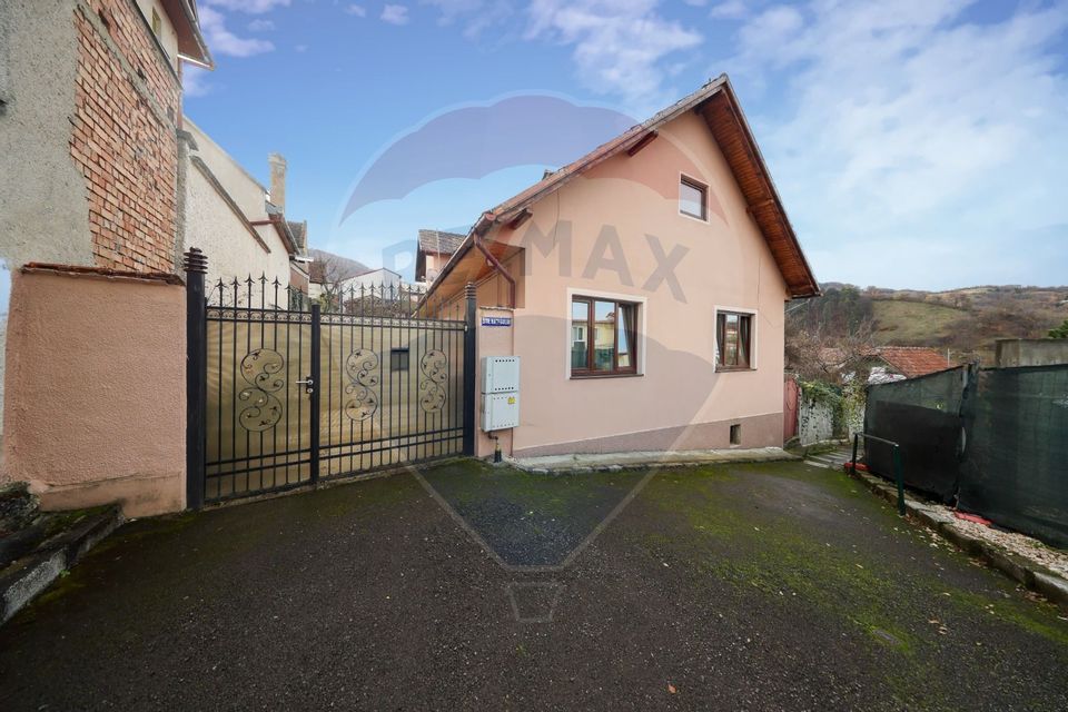 Casă cu 5 camere si curte, de vânzare, zona Centrul Istoric!