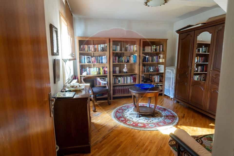 Casă / Vilă cu 10 camere si teren generos, Sos. Salaj