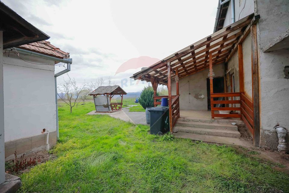 Casă cu etaj, 5 camere, de vânzare, în zonă turistică, Vadu Crișului