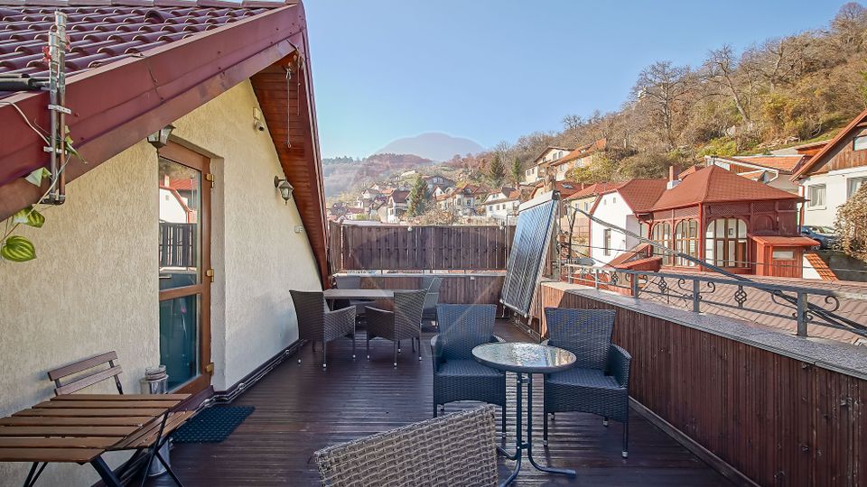 Casa cu 5 studiouri independente, terasa rooftop, vedere montana