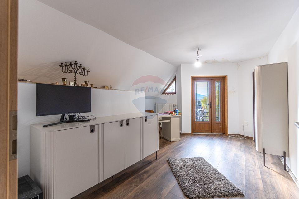 Casă / Vilă cu 6 camere de vânzare in Tarlungeni