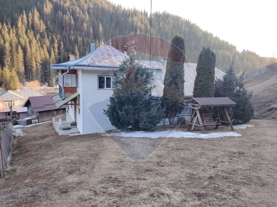 Case cu 7 camere de vânzare în comuna Panaci, sat Drăgoiasa.