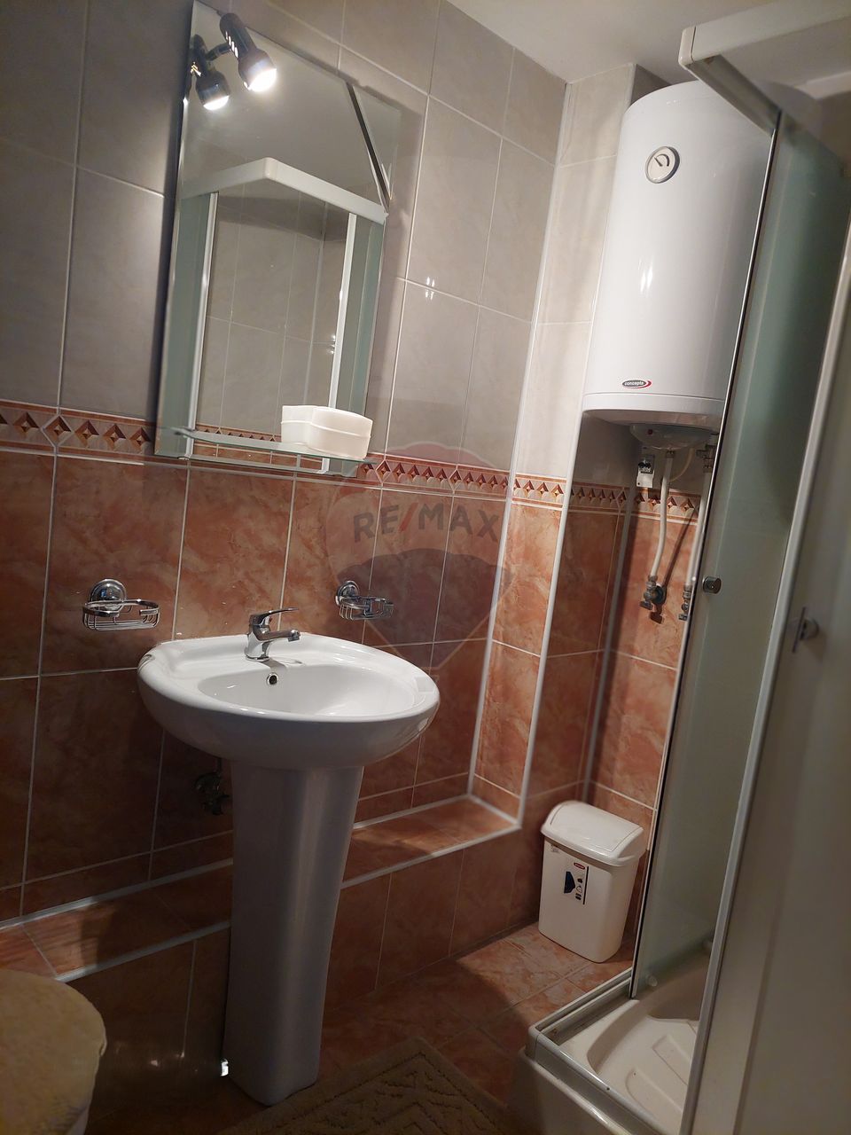 Casă / Vilă cu 10 camere de vânzare în zona Central