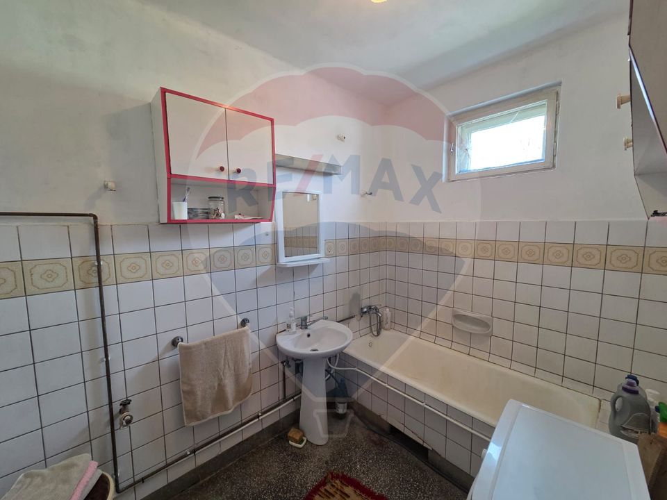 Casă cu etaj , curte proprie