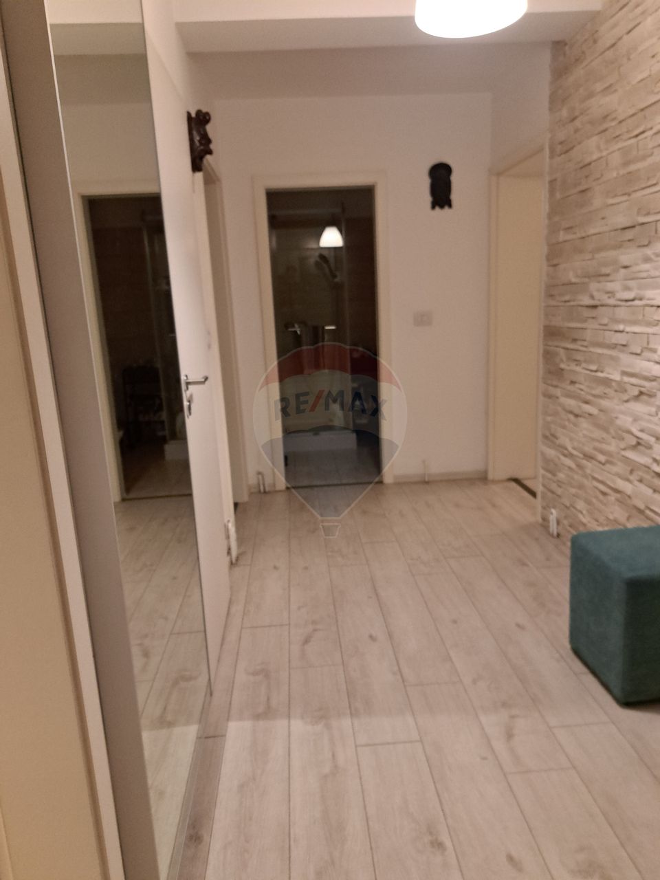 3 Decomandate, Calea București, etaj 3