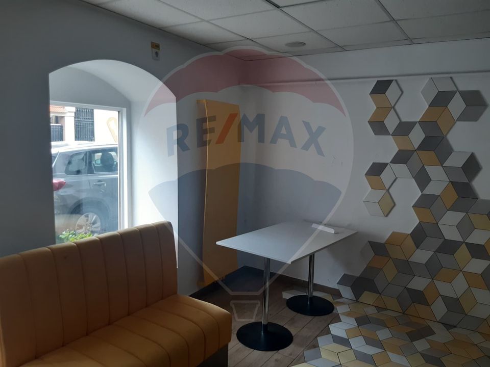 Casa cu spatiu comercial la parter