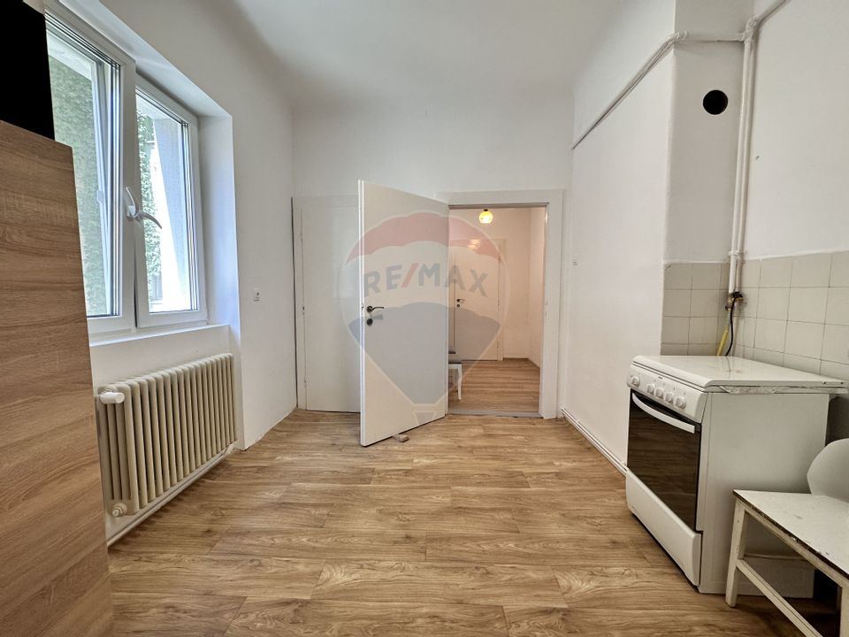 Apartament Ultracentral, se mobileaza nou, acces la curte. 60mp.