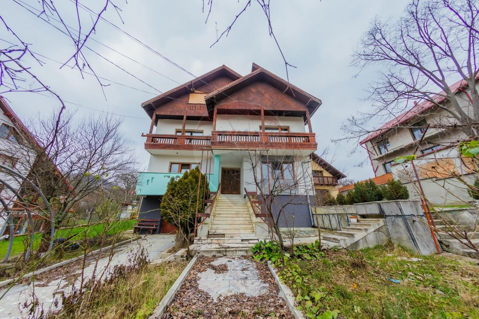 Casă de închiriat lângă parc – potrivită pentru centru / birouri