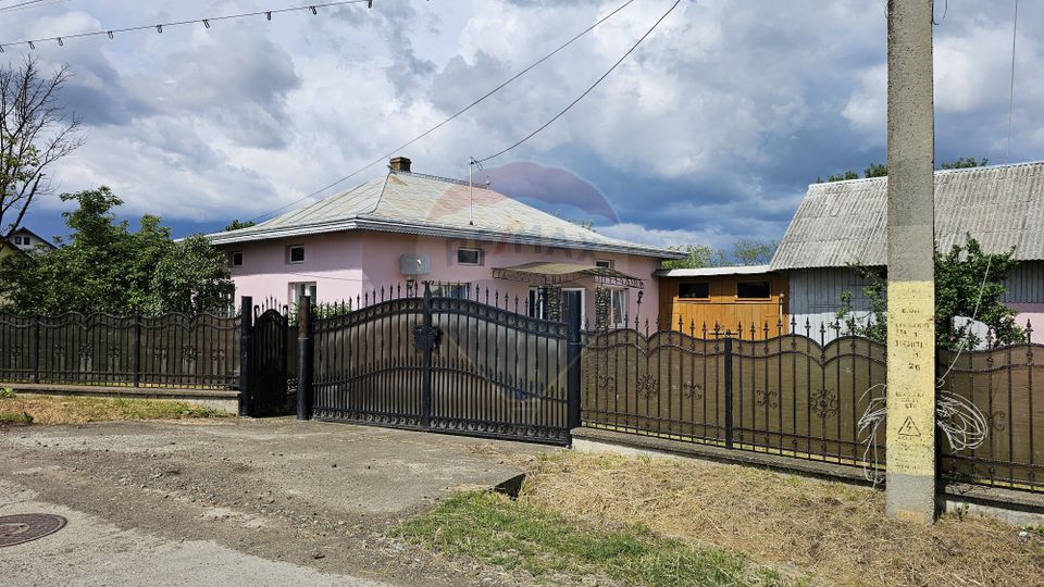 Casă  cu 3 camere, teren intravilan de 1300mp în Ipotești Tișăuți, SV