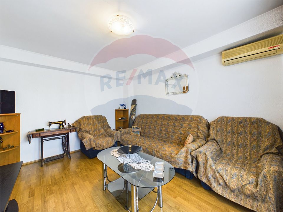 4-room apartment for sale with its own central heating in Vitan area