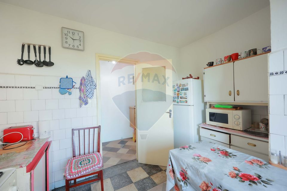 Apartament cu 4 camere de vânzare în zona Dacia