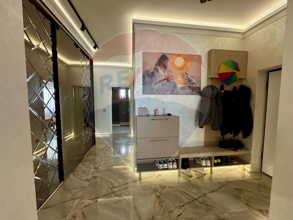 Apartament cu 4 camere de vânzare în zona Sarari