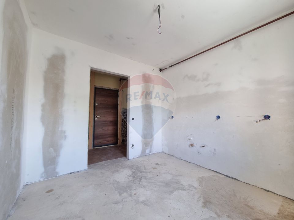 Apartament (de renovat) cu 2 camere de vânzare în Râșnov/Romacril