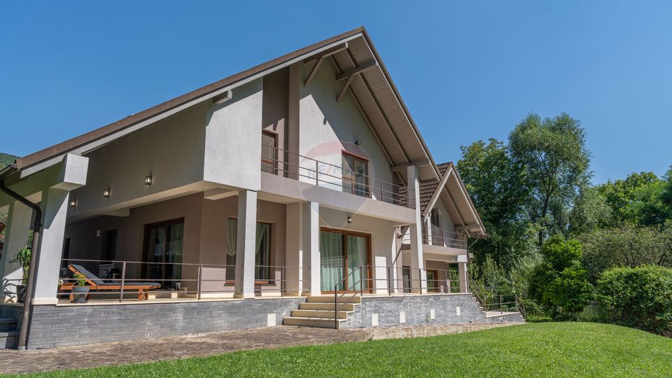 Casă / Vilă cu 11 camere de vânzare în zona Precista