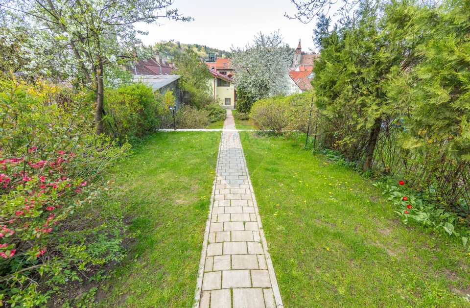 Property Located under Tâmpa composed of 2 Houses and Garden,