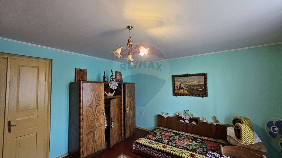 Casă / Vilă cu 3 camere de vânzare-Cacica-Suceava