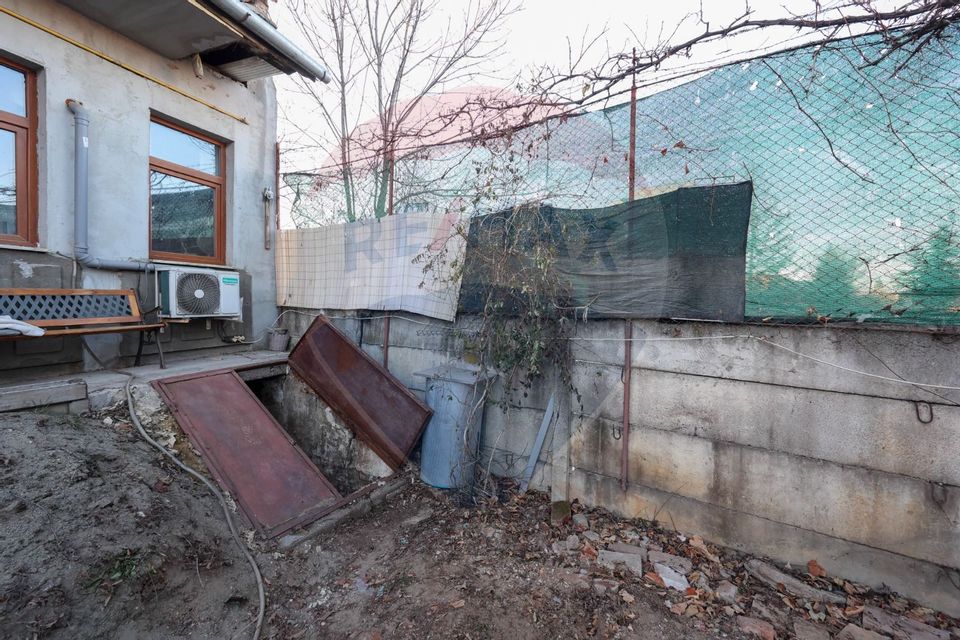 2 case cu curte proprie - locație centrala