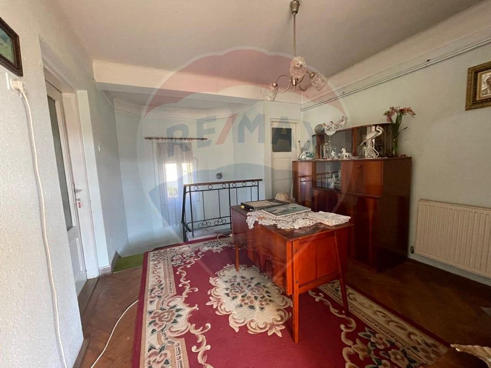 Casă / Vilă spațioasă cu curte generoasă în Urlați