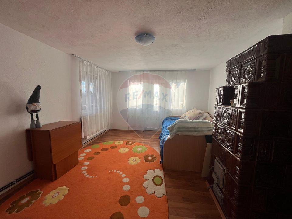 Casa cu 5 camere de vanzare in Priseaca 450 mp teren