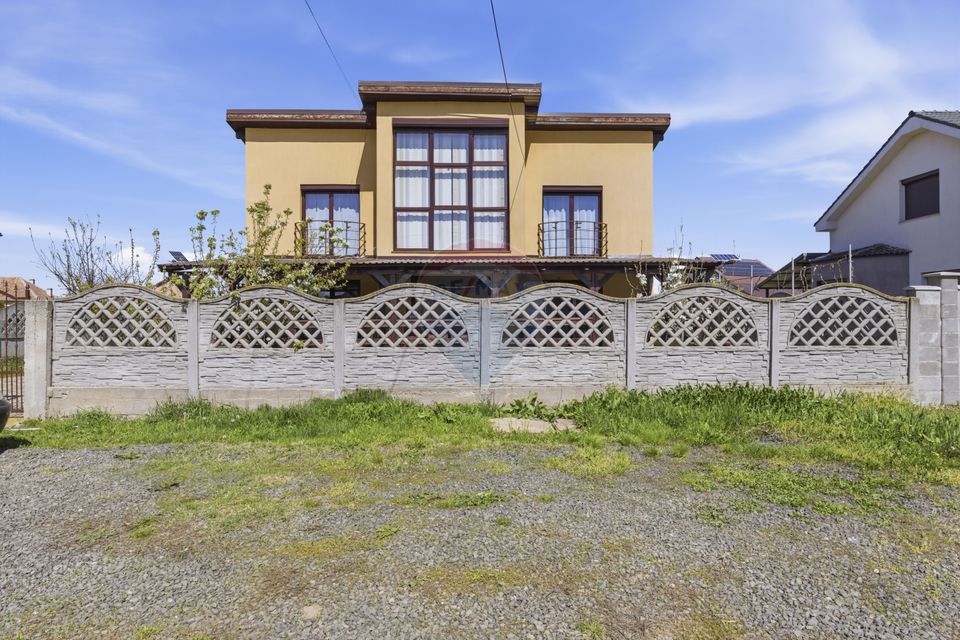 Casă cu 5 camere de inchiriat in Sofronea,Arad