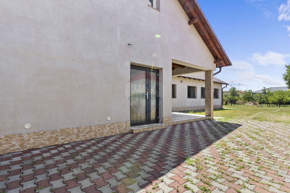 Casă noua 246 mp cu teren 1363 mp  de vânzare Sannicolau Mic, Arad