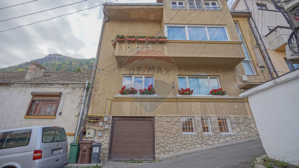 Investiție: apartament renovat în două studiouri separate, Schei