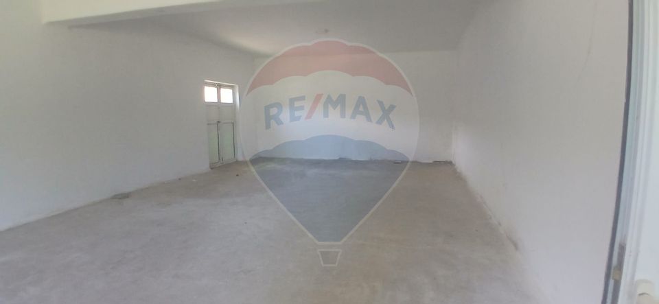 Spatiu comercial central Valea Lunga-Cricov de vanzare 2300 mp teren