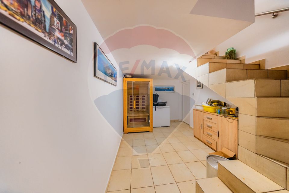 Vilă cu 4 camere de vânzare 921 mp zona Subcetate,Arad