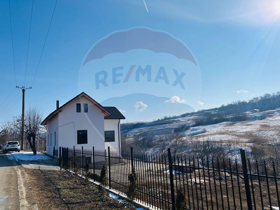 Casă  cu 6 camere de vânzare