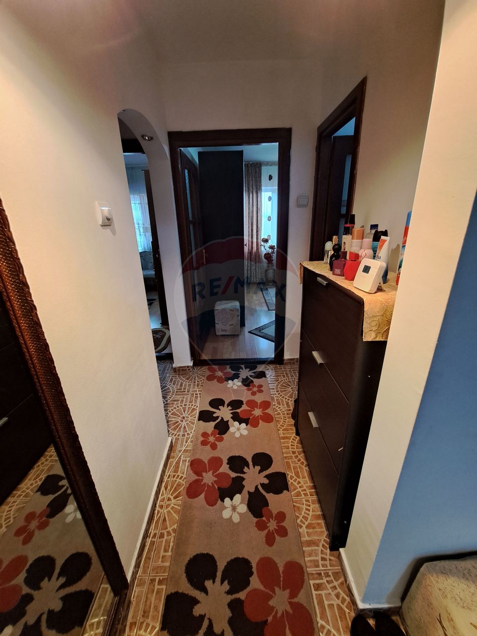 3 camere de închiriat, zona Consul