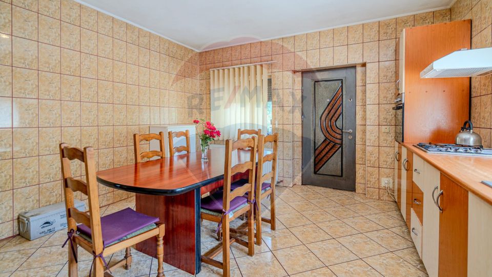 Vila rezidential/  gradina de vis/sera/ panouri/ Sanpetru!