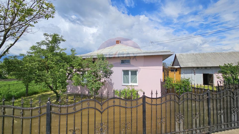 Casă  cu 3 camere, teren intravilan de 1300mp în Ipotești Tișăuți, SV