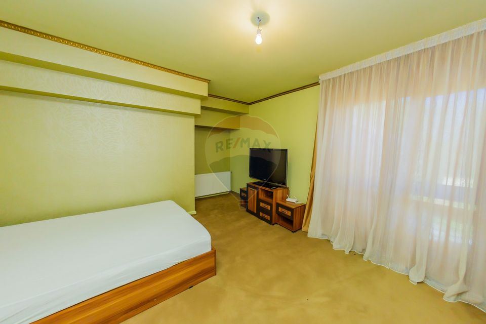 Casă cu 7 camere de vânzare la drumul principal cu 2 intrari