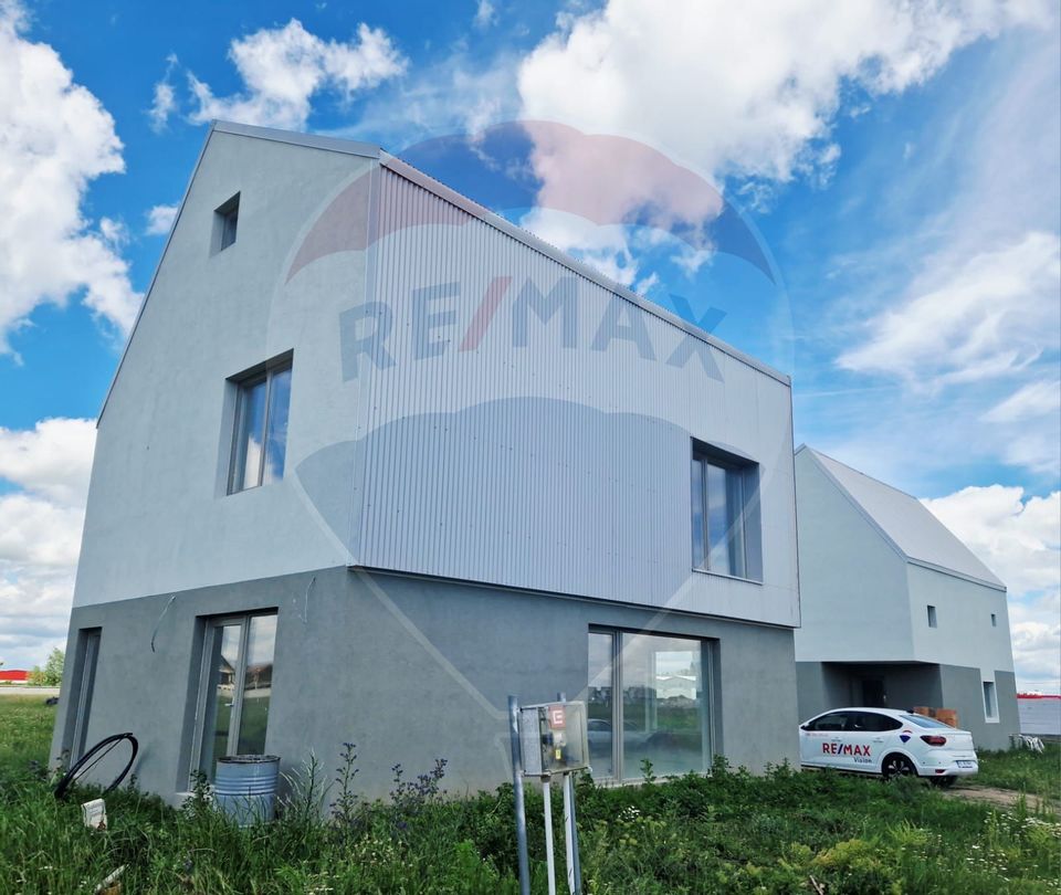 Casă / Vilă - 132,5 mp  , teren - 264 mp  / zona Cârcea