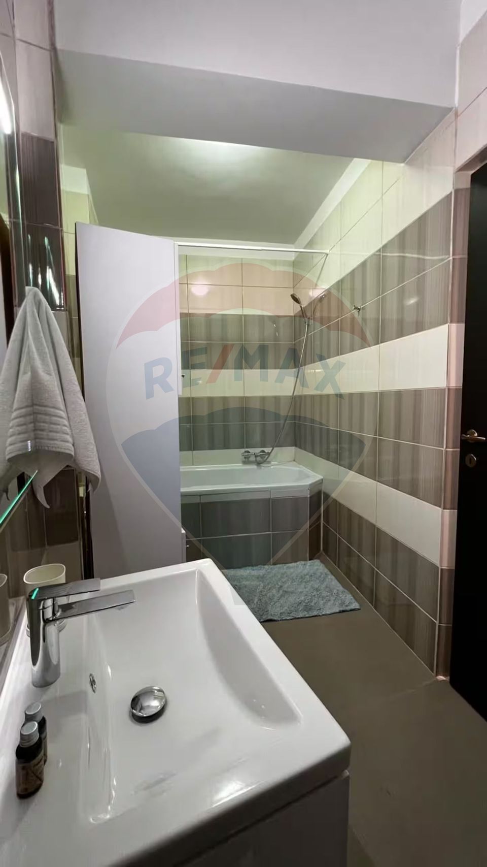 De Inchırıat garsoniera spatioasa Splaiul Unirii cu centrala termica