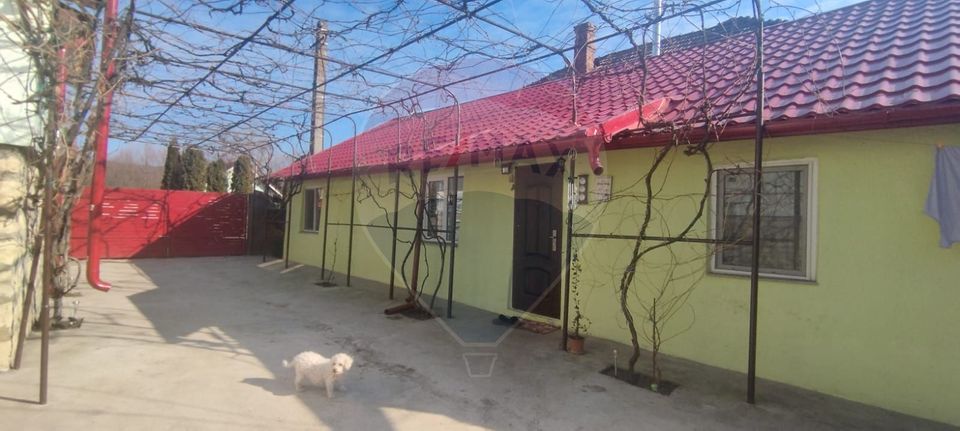 Casă /vilă de vânzare cu teren 1352 mp. central  loc. Petrindu / Sălaj