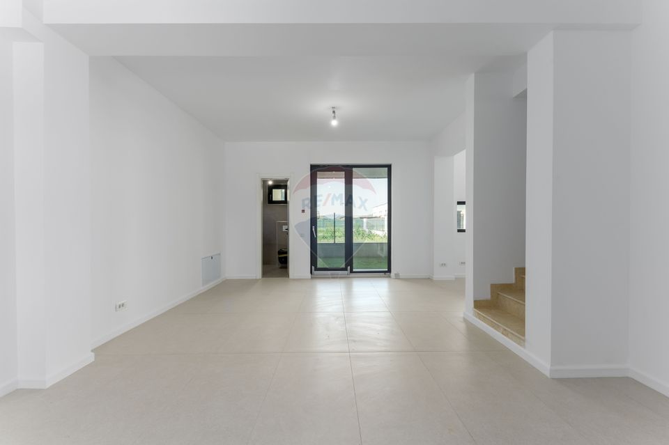 Vânzare Vilă cu 5 camere, curte si parcare de vânzare in TUNARI