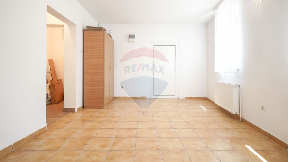 Casă falnică, curte individuală, langă Piața Unirii, în inima Scheilor