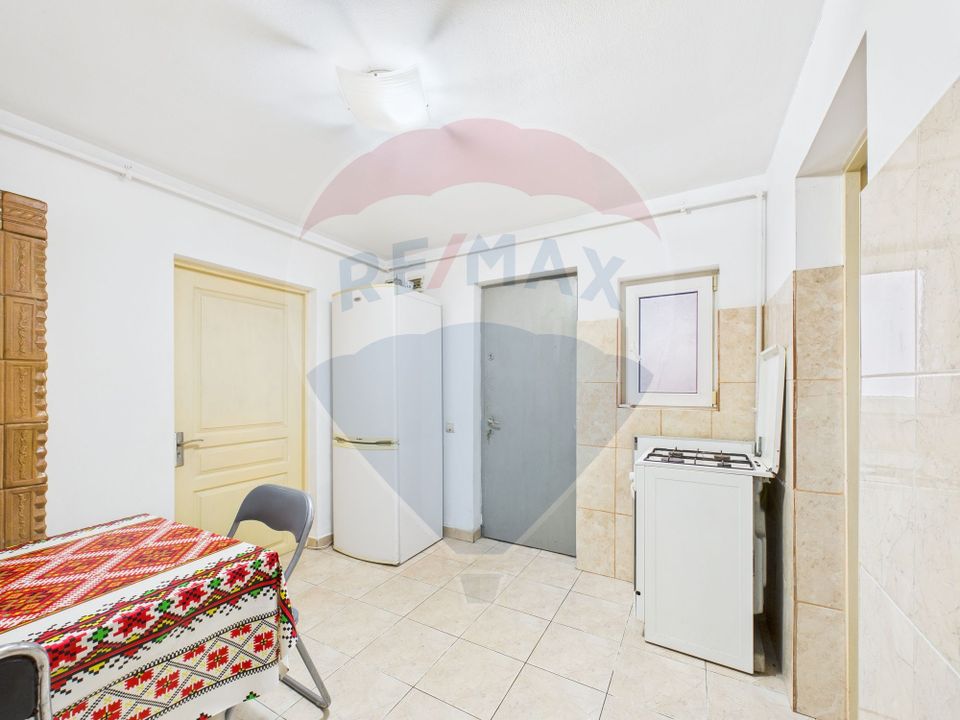 Casă cu două corpuri, ideală pentru firmă, Vitan