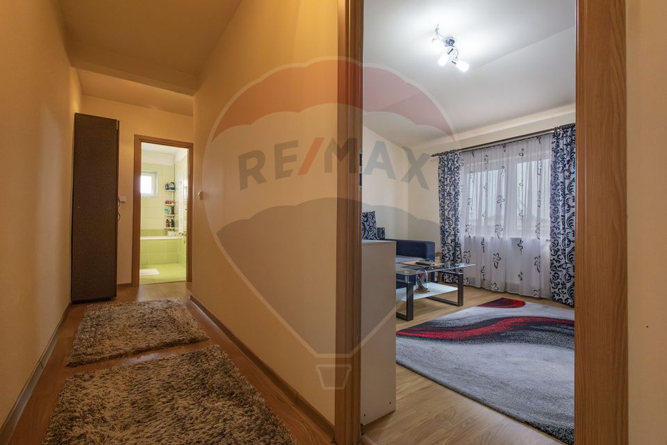 Apartament cu 3 camere de vânzare în zona Dambovita