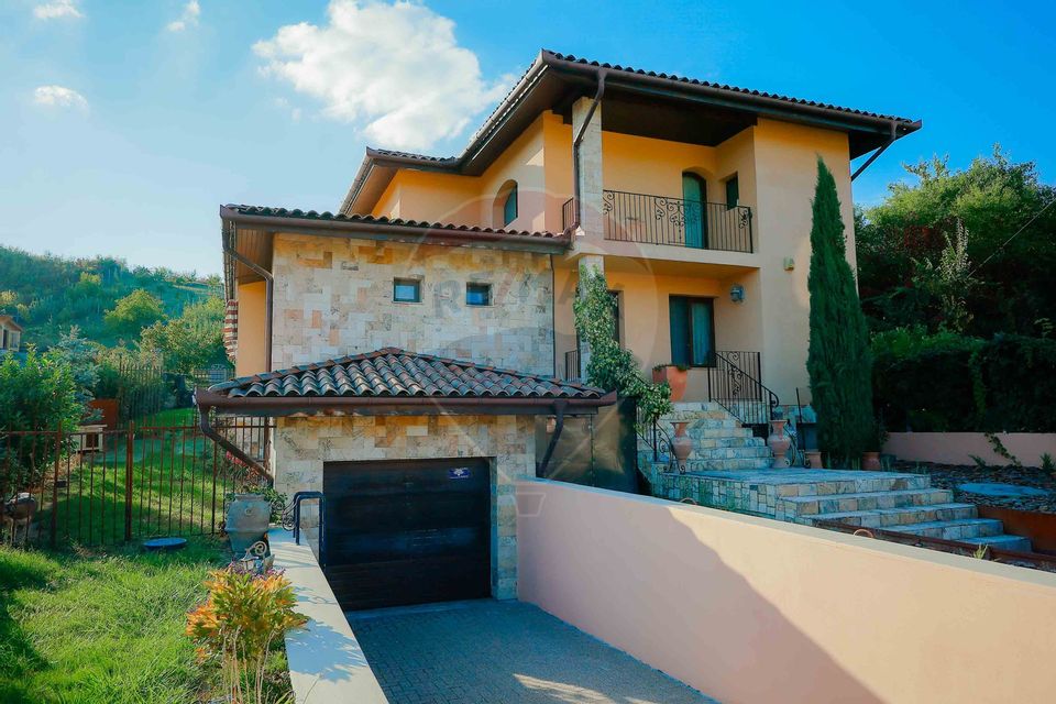 Casă / Vilă cu 5 camere de vânzare în zona Dealuri Oradea