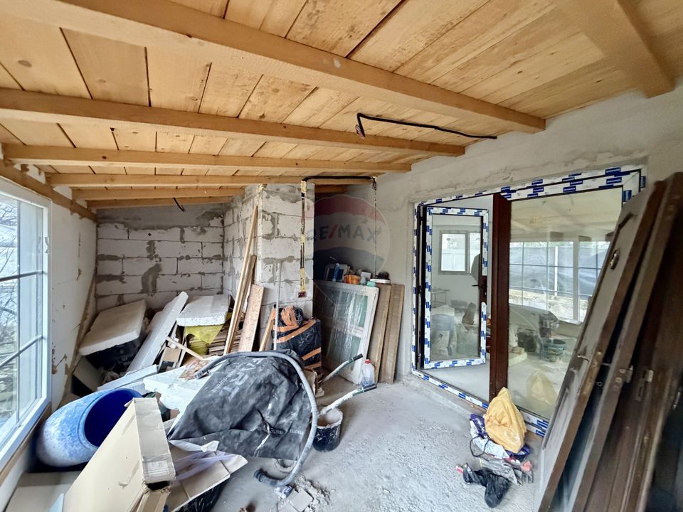 Casă cu 4 camere de vânzare