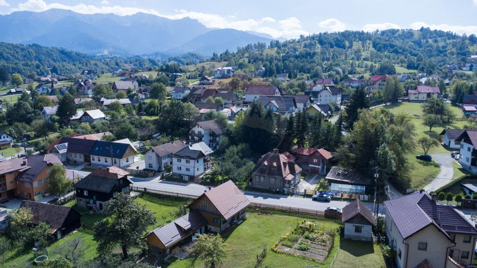 Doua Case de vanzare cu 5 camere + 3 camere,  stradal in Bran!