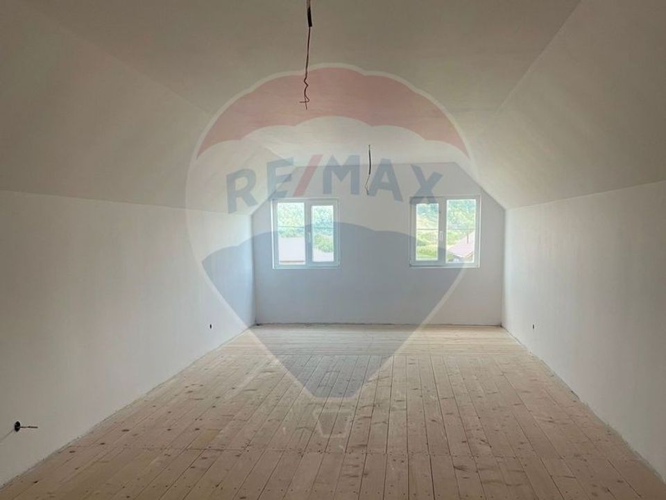 Casă / Vilă cu 6 camere de vânzare Leontinesti - Bacau