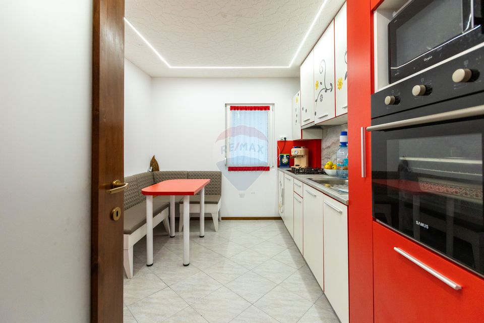 Apartament cu 3 camere decomandate , strada Letea