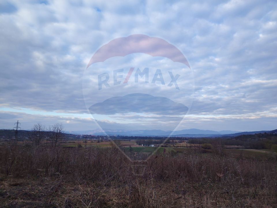 Teren cu panorama superba în Berchezoaia + bonus rulota