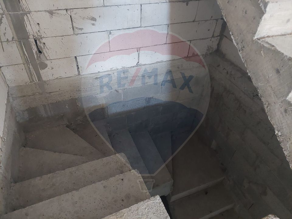 Casa la rosu de vanzare in Caiuti, Bacau