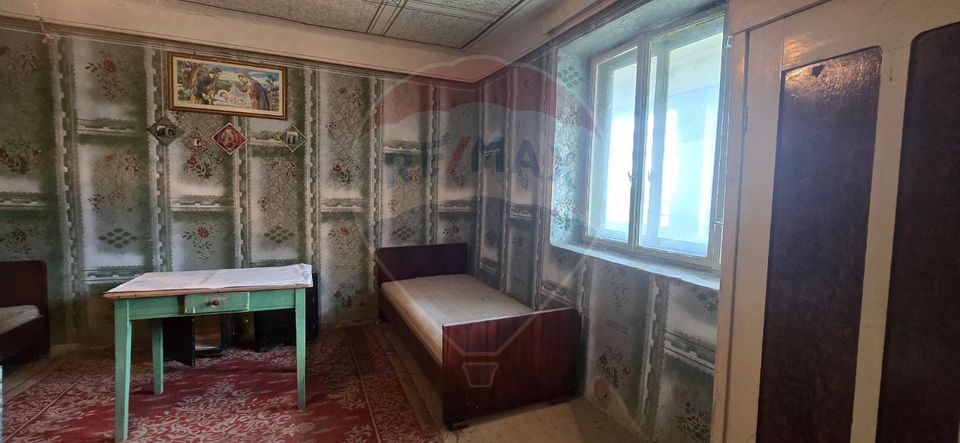 Teren si casă cu teren generos în Socodor