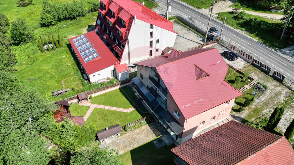 Casă / Vilă cu 8 camere de vânzare în zona Valea Rasnoavei