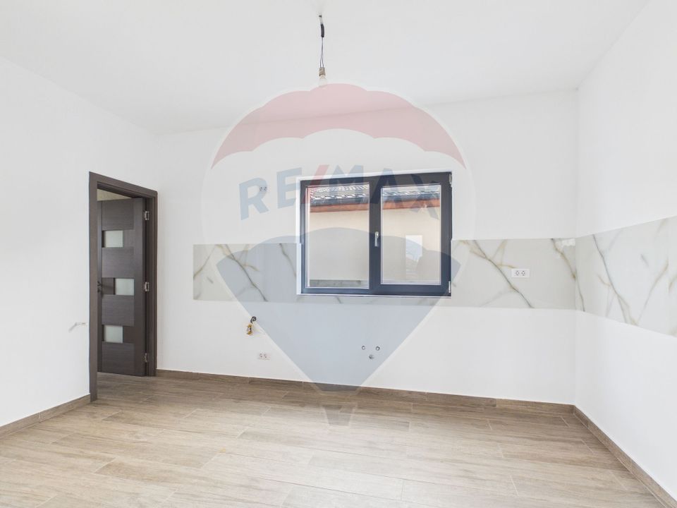 Modern 5 bedroom villa GF+1 for sale in Crevedia